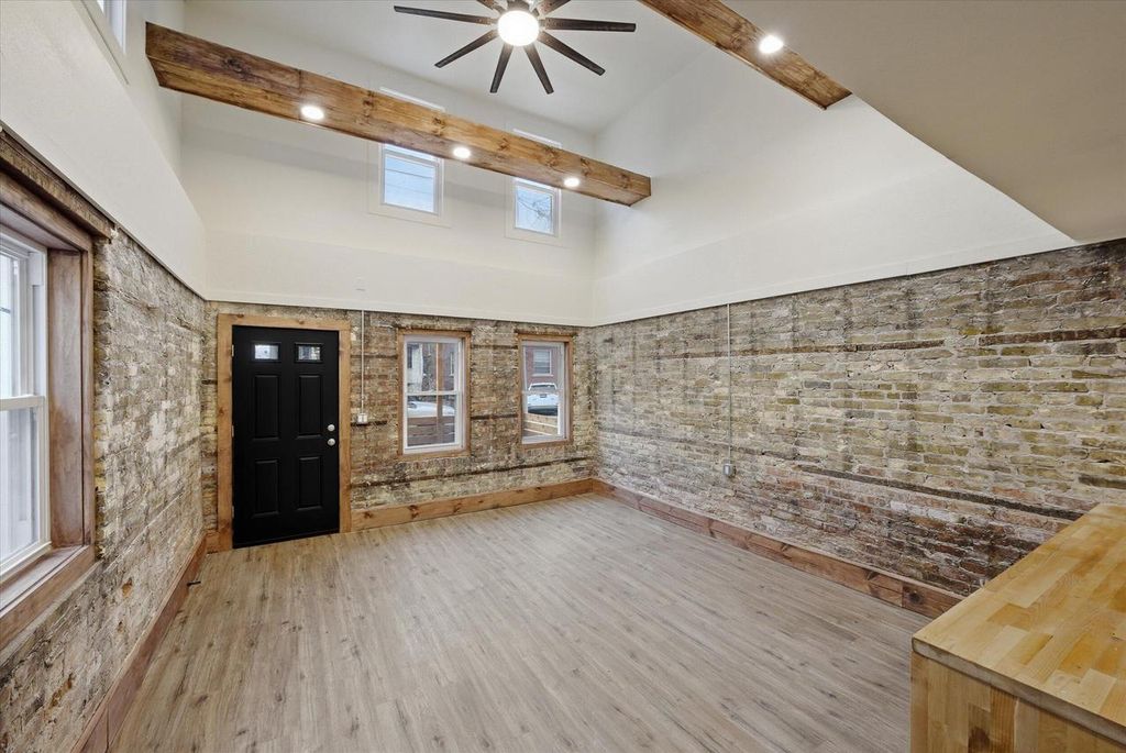 Photo of 1850 N Warren AVENUE, Milwaukee, WI 53202 (MLS # 1959035)