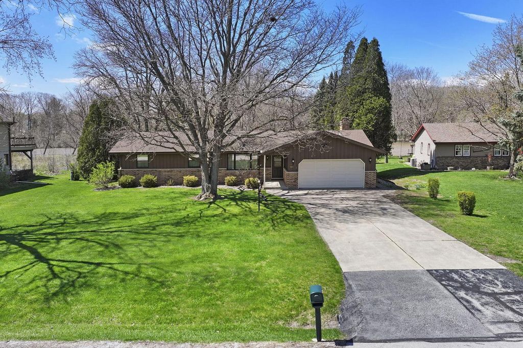 Photo of 3400 Shorewood DRIVE, Racine, WI 53404 (MLS # 1959332)