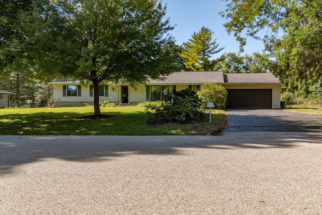 Photo of W226N8107 Longview DRIVE, Lisbon, WI 53089 (MLS # 1938287)