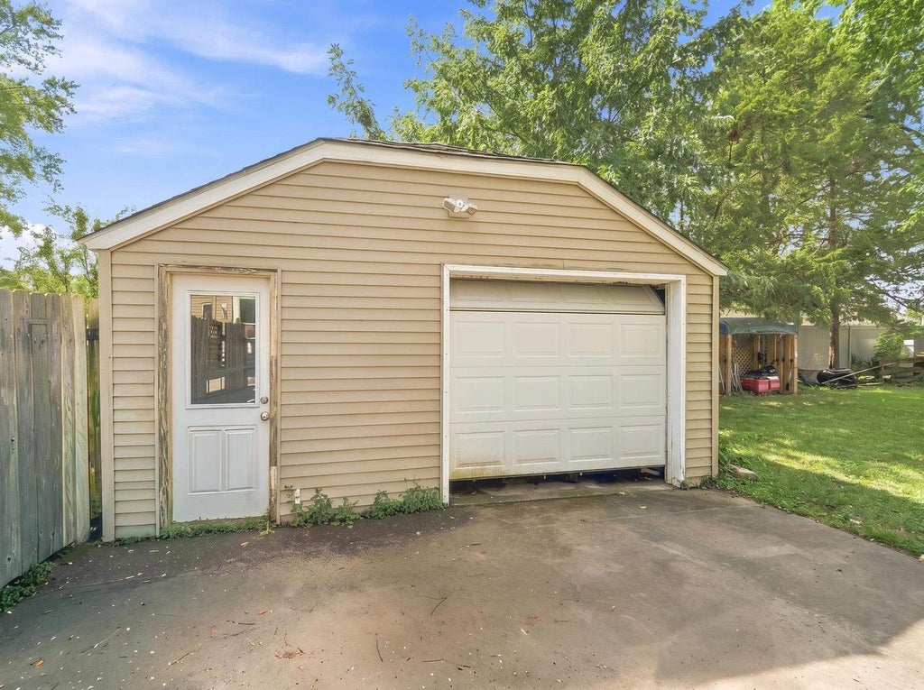 Photo of 117 W Custer AVENUE, Oshkosh, WI 54901 (MLS # 50332138)