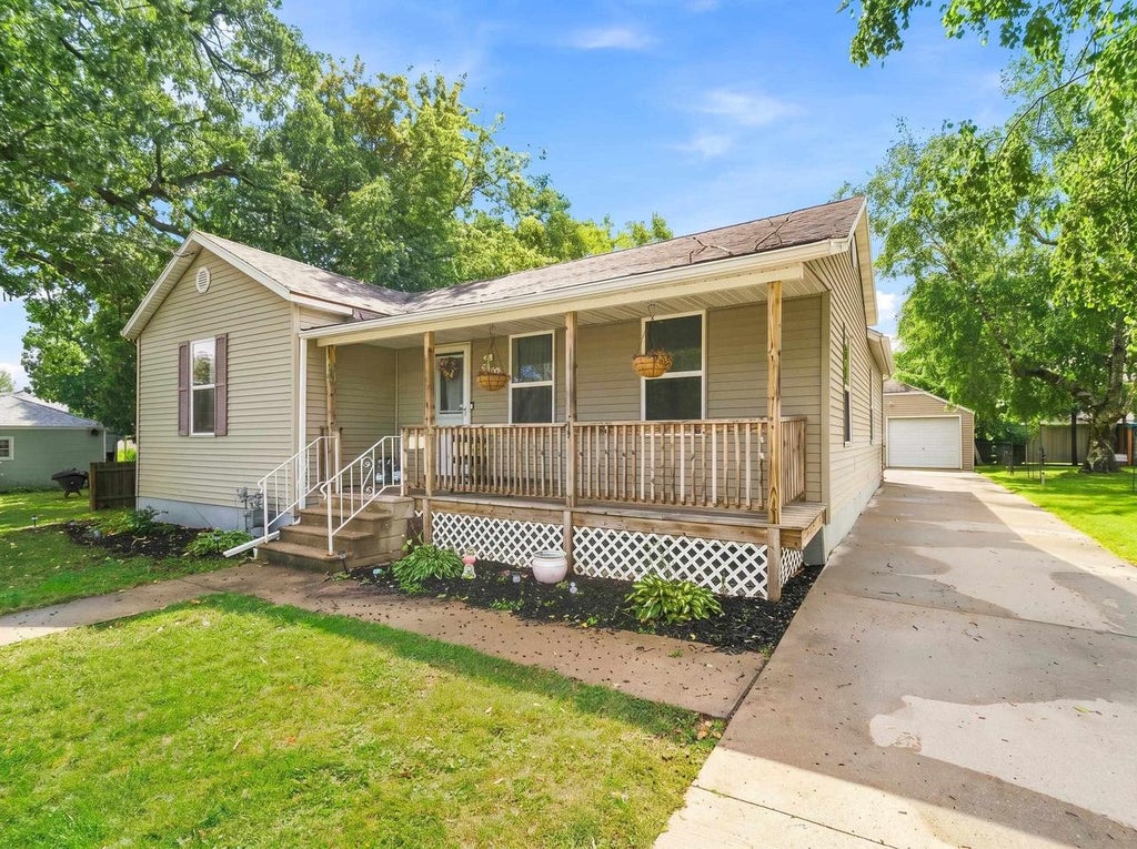 Photo of 117 W Custer AVENUE, Oshkosh, WI 54901 (MLS # 50332138)