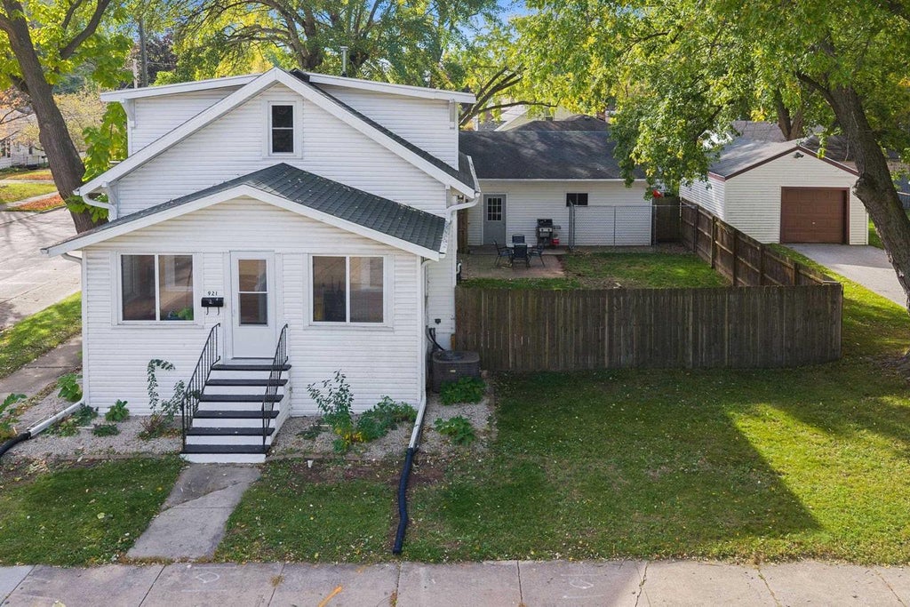 Photo of 921 Liberty STREET, Green Bay, WI 54304 (MLS # 50334632)
