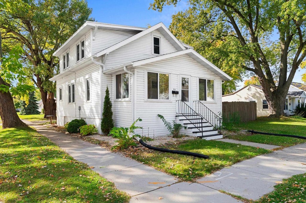 Photo of 921 Liberty STREET, Green Bay, WI 54304 (MLS # 50334632)