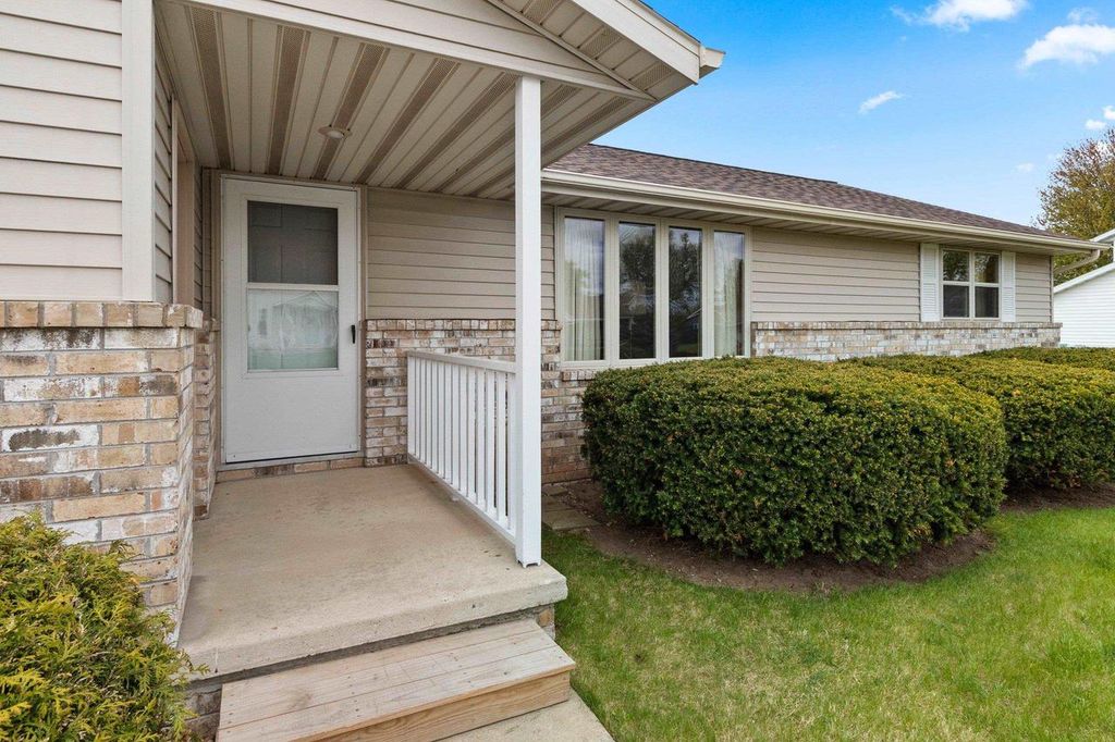 Photo of 2152 Skyview STREET, Green Bay, WI 54311 (MLS # 50325665)