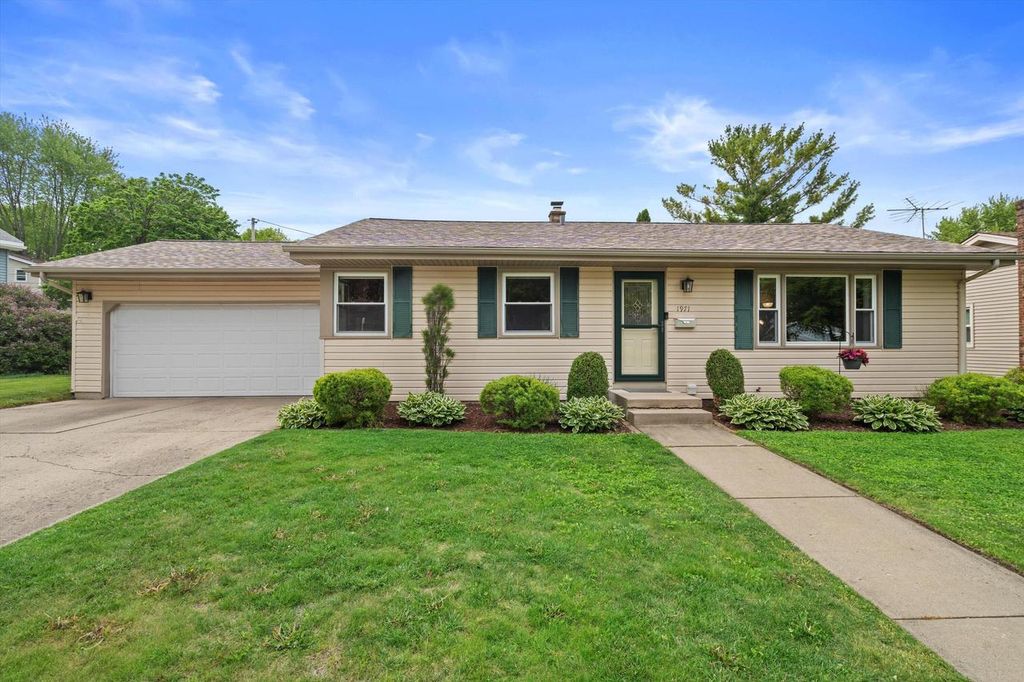 Photo of 1971 Cascade DRIVE, Waukesha, WI 53188 (MLS # 1963974)