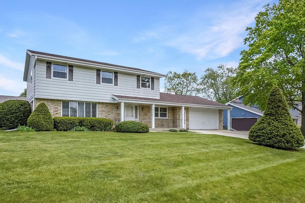 Photo of 12920 W Crawford DRIVE, New Berlin, WI 53151 (MLS # 1963417)