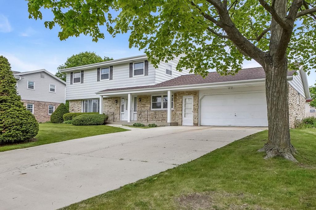 Photo of 12920 W Crawford DRIVE, New Berlin, WI 53151 (MLS # 1963417)
