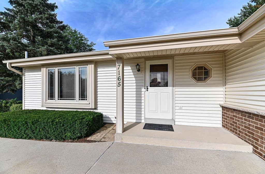 Photo of 7165 S Tifton DRIVE, Franklin, WI 53132 (MLS # 1979821)