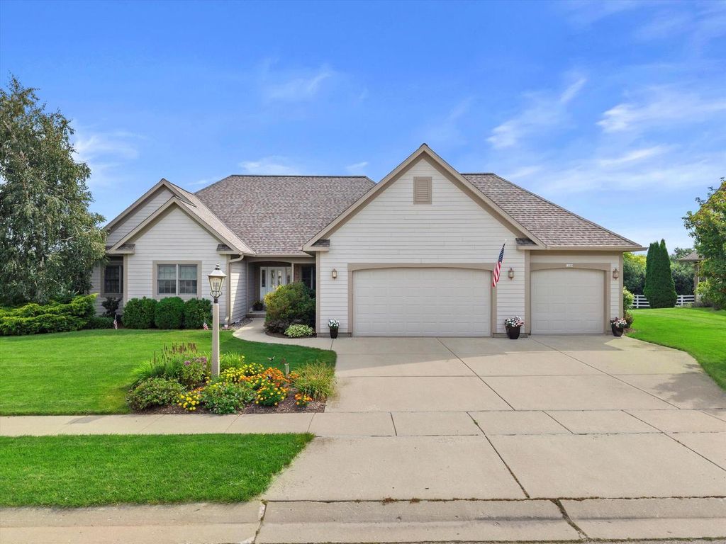 Photo of 1289 Ridgeside ROAD, Oconomowoc, WI 53066 (MLS # 1948027)