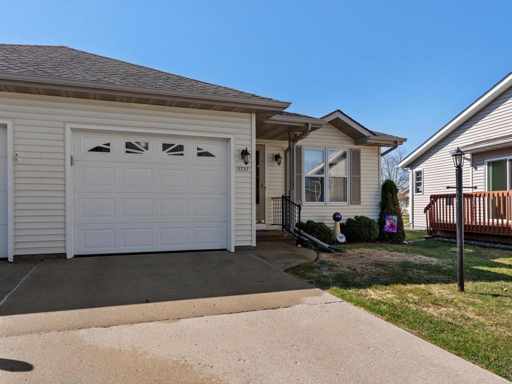 Photo of 1737 Cedar COURT, Manitowoc, WI 54220 (MLS # 1957820)