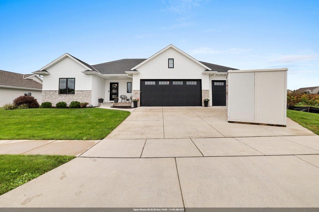 Photo of 928 Mendota DRIVE, Green Bay, WI 54311 (MLS # 50332954)