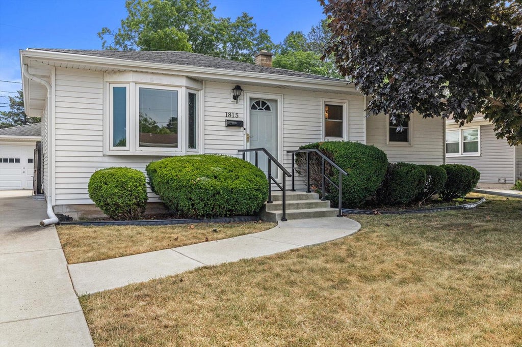 Photo of 1815 Jupiter AVENUE, Racine, WI 53404 (MLS # 1981656)