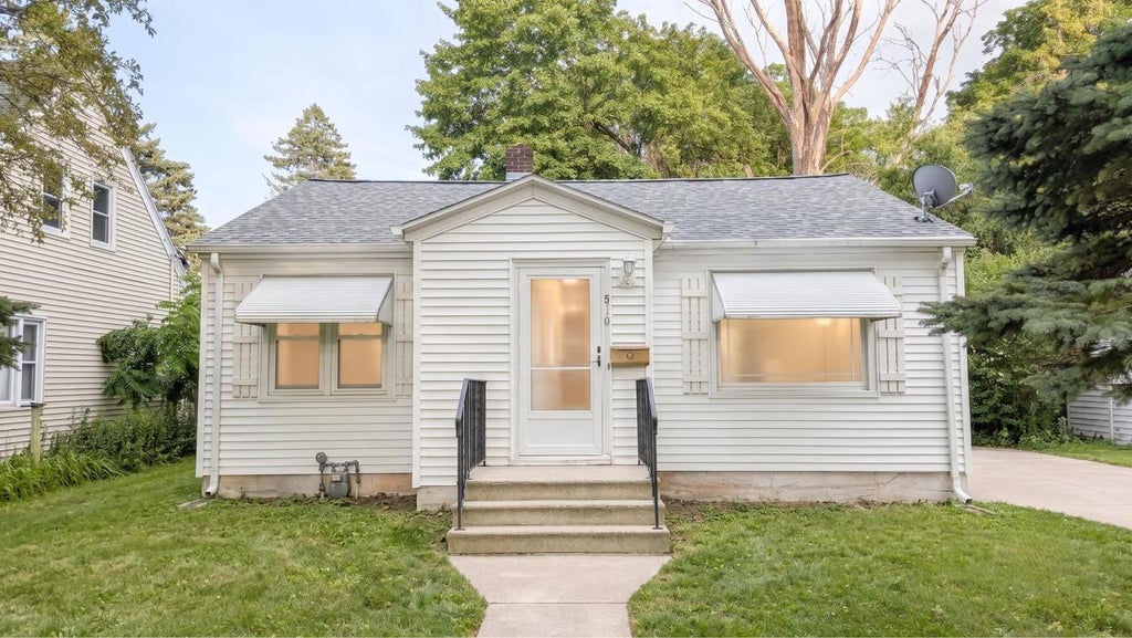 Photo of 910 Wilson AVENUE, Green Bay, WI 54303 (MLS # 50328501)