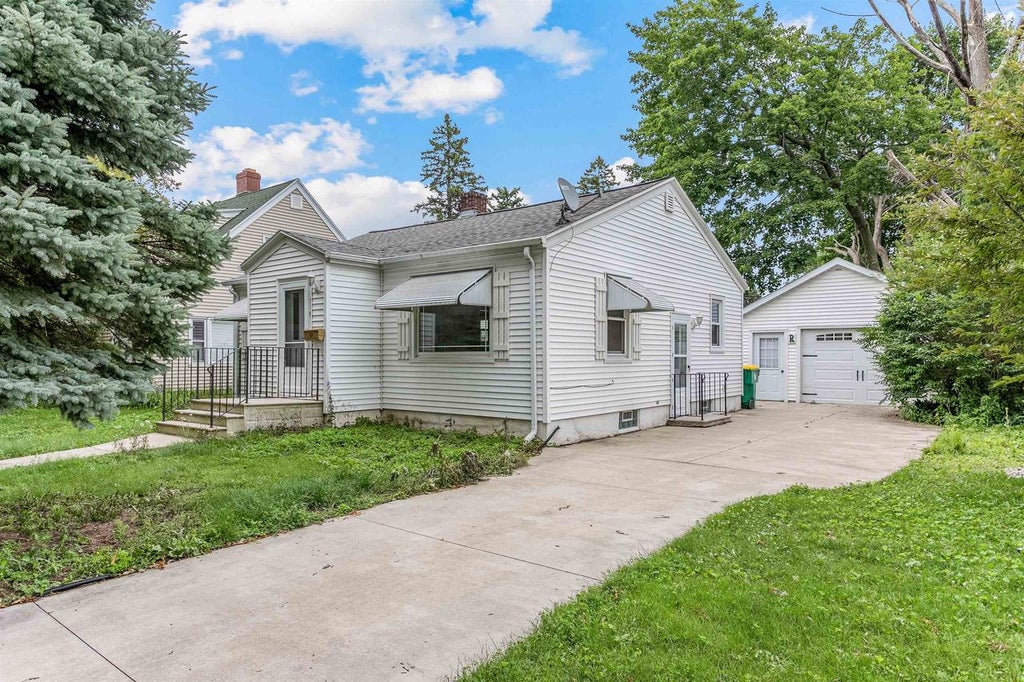 Photo of 910 Wilson AVENUE, Green Bay, WI 54303 (MLS # 50328501)