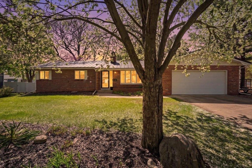 Photo of 418 Oakridge DRIVE, Portage, WI 53901 (MLS # 2021904)