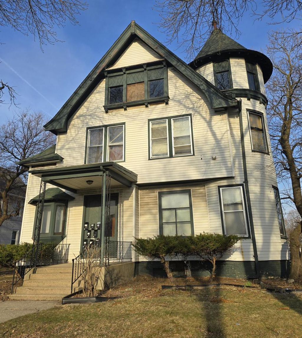 Photo of 924 S 19th STREET, Milwaukee, WI 53204 (MLS # 1958345)