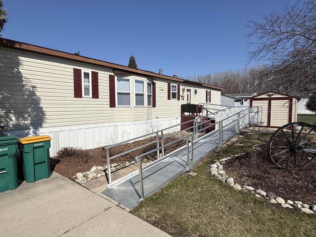 Photo of 402 Opal AVENUE, Lannon, WI 53046 (MLS # 2020235)