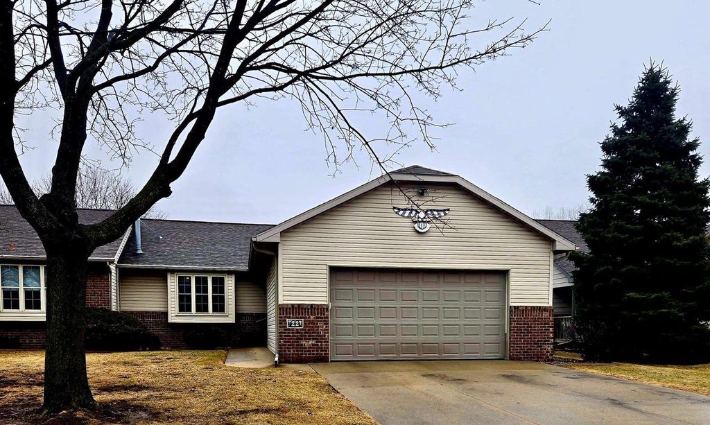 Photo of 22 Spencer Village COURT, Appleton, WI 54914 (MLS # 50321980)