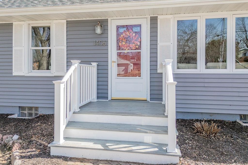 Photo of 1406 Lawrence STREET, New London, WI 54961 (MLS # 50322937)