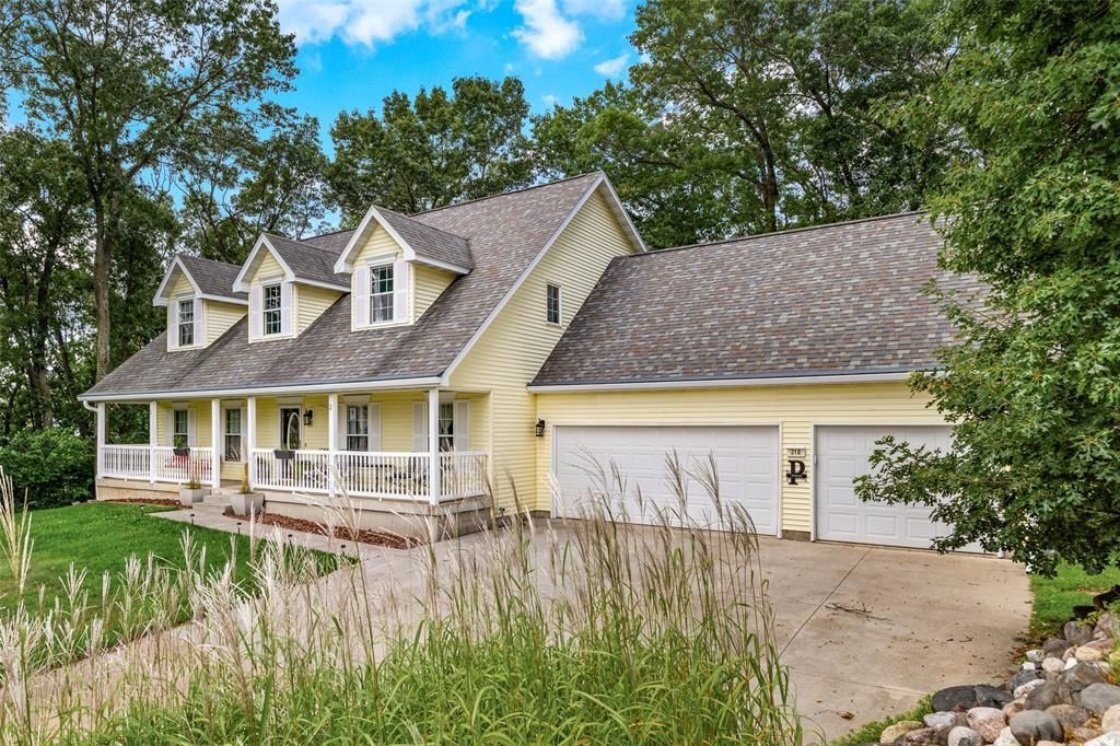 Photo of 318 Paris Place, Eau Claire, WI 54703 (MLS # 1599602)