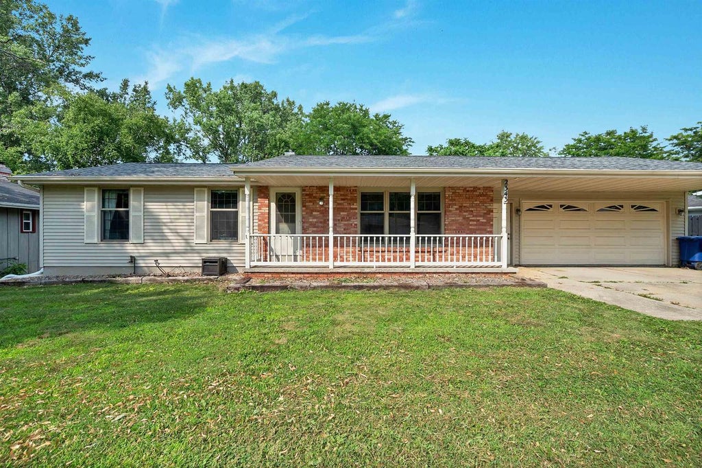 Photo of 2343 Deer TRAIL, Green Bay, WI 54302 (MLS # 50330427)