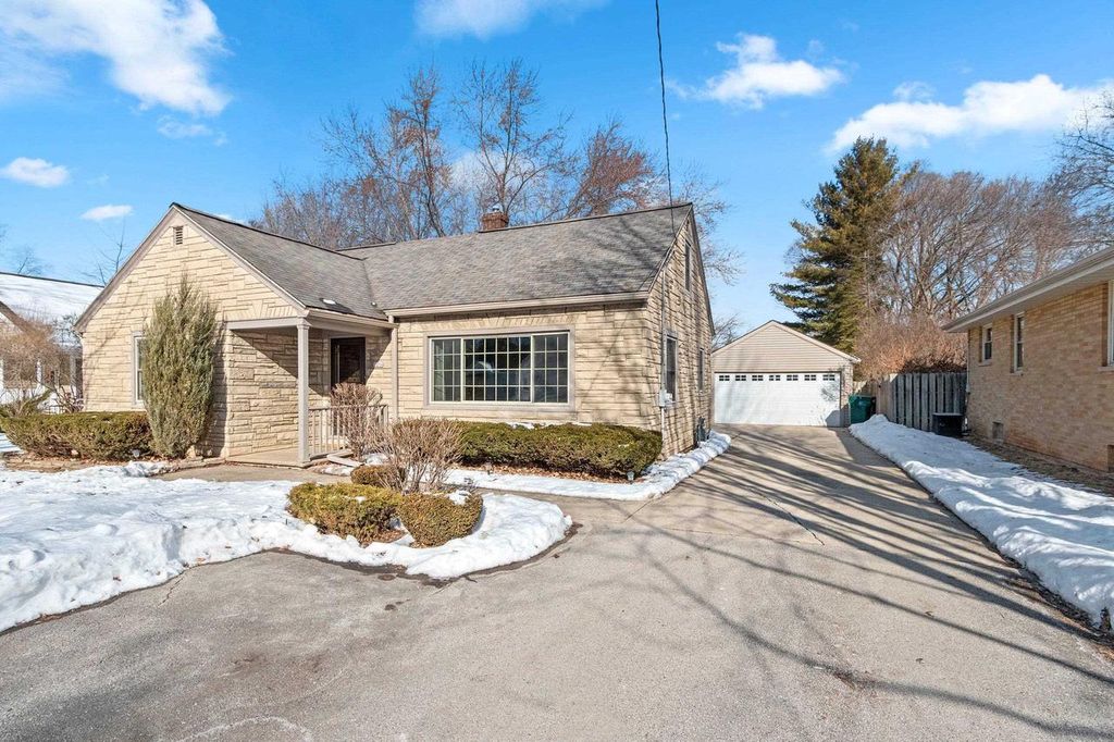 Photo of 2216 Glendale AVENUE, Green Bay, WI 54303 (MLS # 50321041)