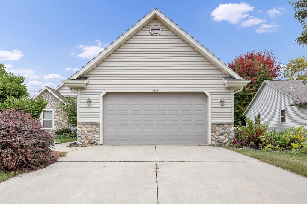 Photo of 1416 Lee AVENUE, West Bend, WI 53090 (MLS # 1939602)