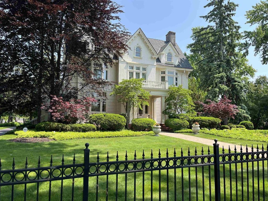 Photo of 402 E Wisconsin AVENUE, Neenah, WI 54956 (MLS # 50327245)