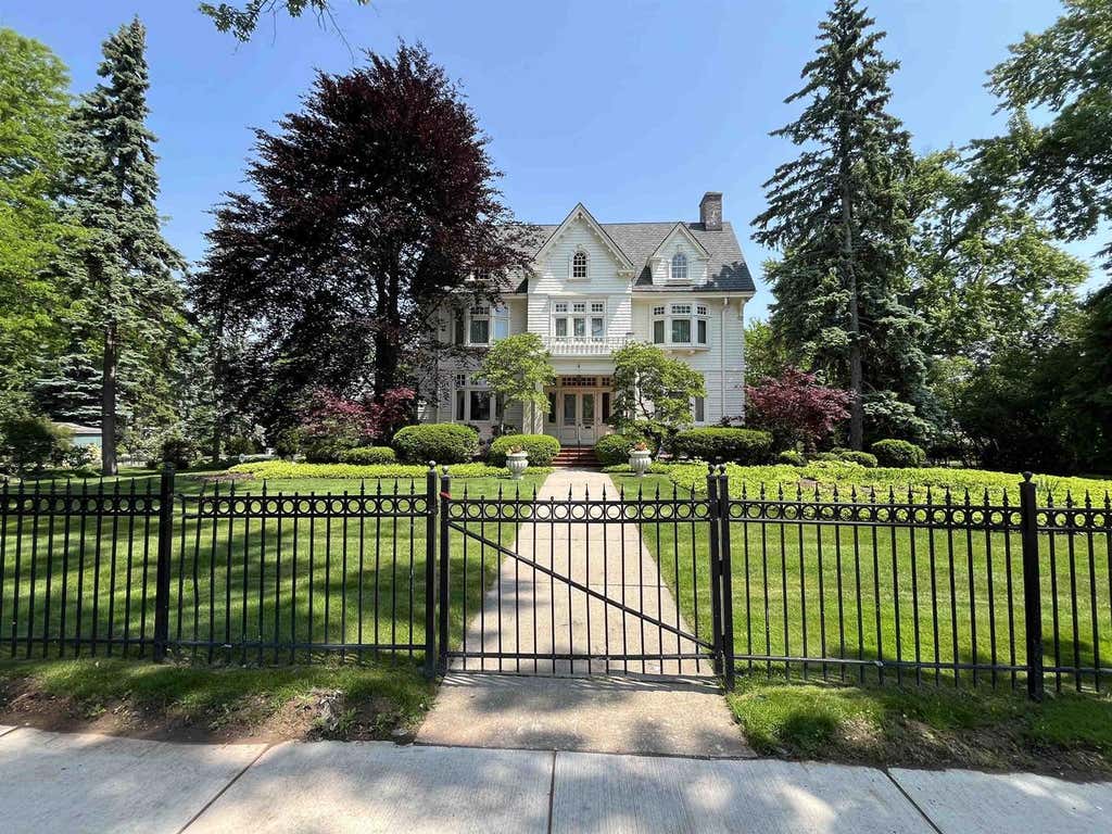 Photo of 402 E Wisconsin AVENUE, Neenah, WI 54956 (MLS # 50327245)