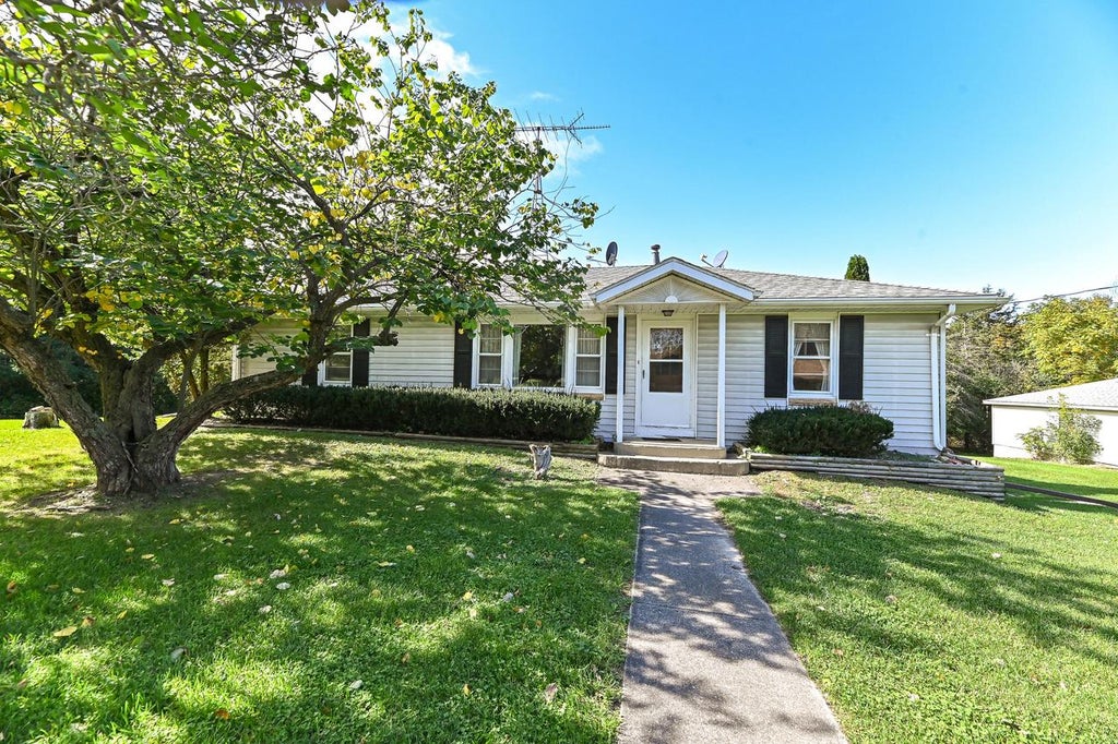 Photo of 1636 Walburg ROAD, Burlington, WI 53105 (MLS # 1984498)
