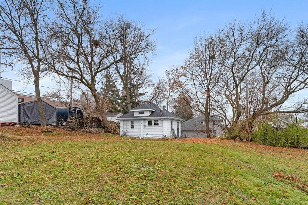 Photo of 407 Greenwood AVENUE, Waukesha, WI 53188 (MLS # 1944386)