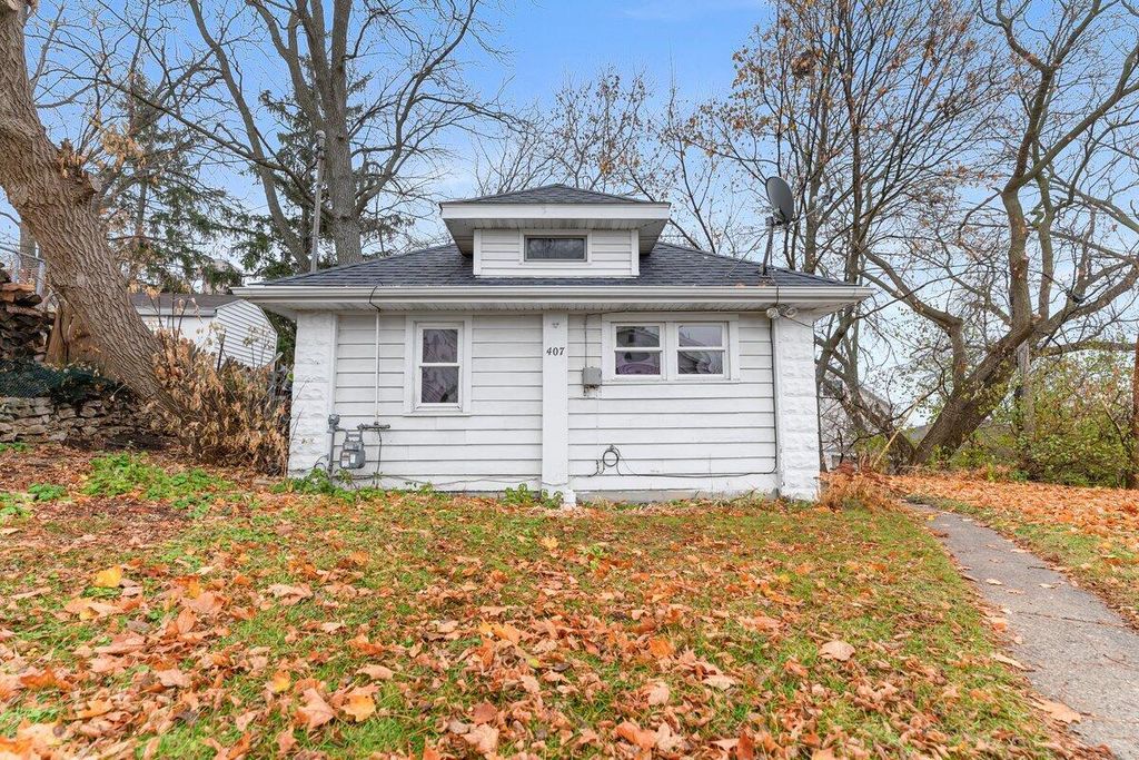 Photo of 407 Greenwood AVENUE, Waukesha, WI 53188 (MLS # 1944386)