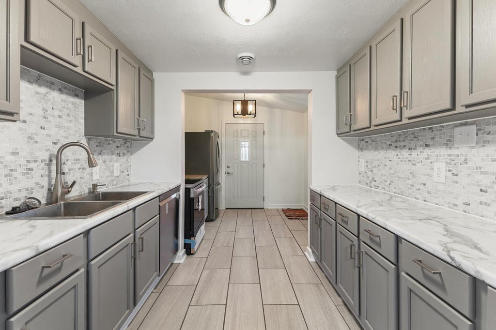 Photo of 1425 Ellis AVENUE, Racine, WI 53402 (MLS # 1985208)