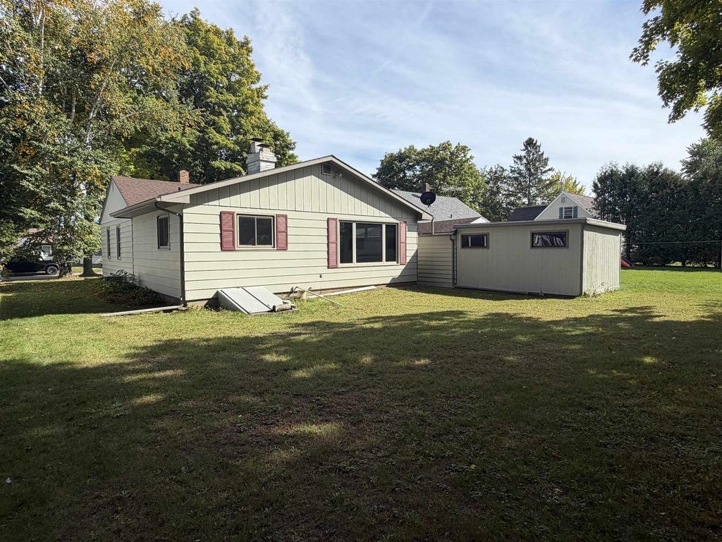 Photo of 44 West STREET, Clintonville, WI 54929 (MLS # 2031459)