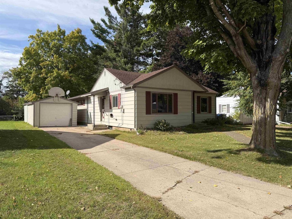 Photo of 44 West STREET, Clintonville, WI 54929 (MLS # 2031459)