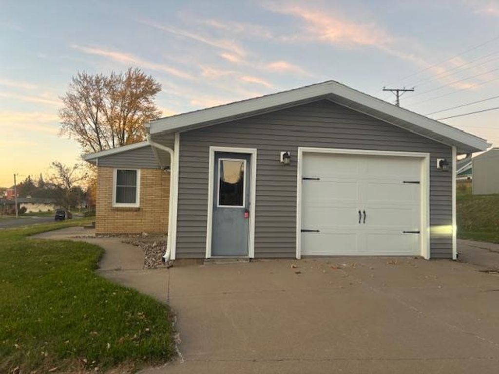 Photo of 315 Droessler DRIVE, Dickeyville, WI 53808 (MLS # 2012022)