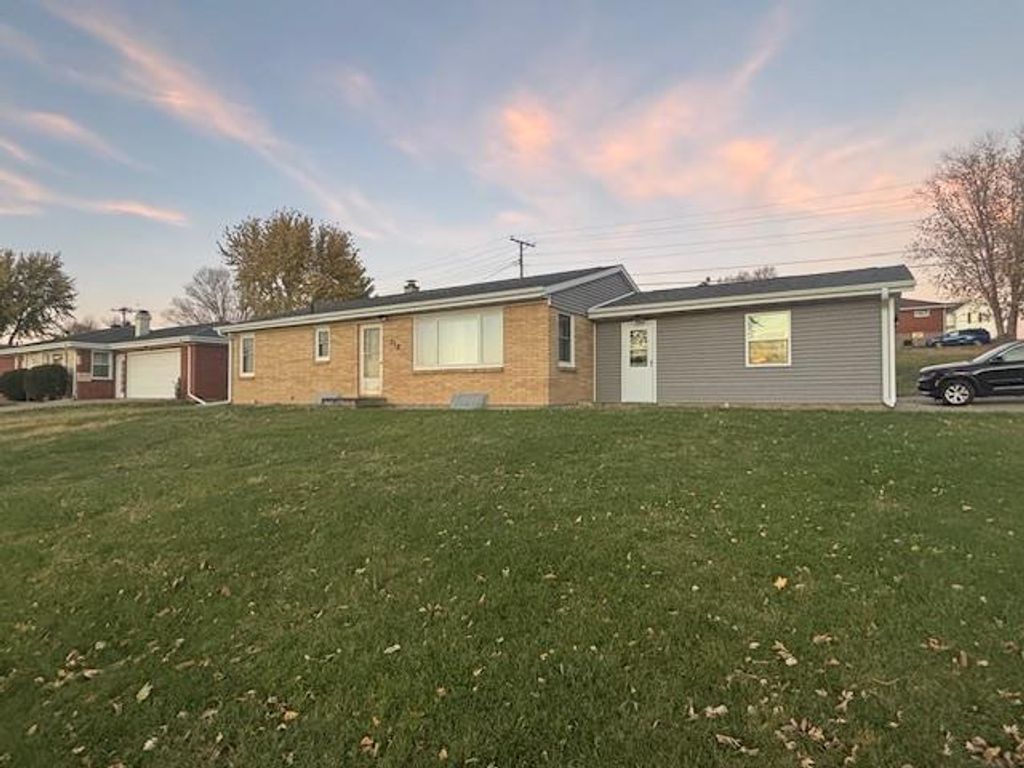 Photo of 315 Droessler DRIVE, Dickeyville, WI 53808 (MLS # 2012022)