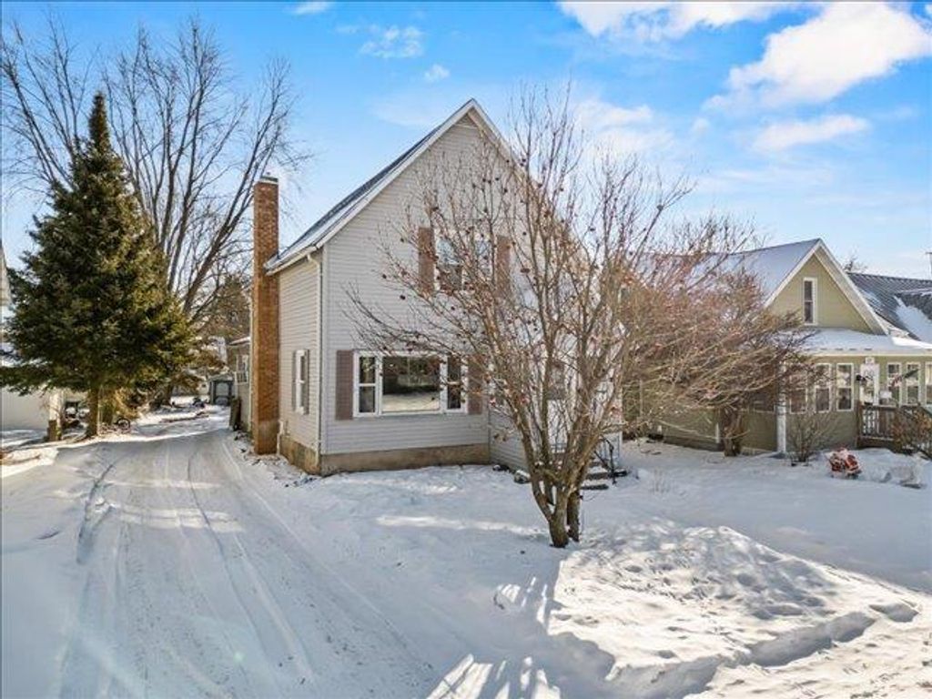 Photo of 605 S Vine AVENUE, Marshfield, WI 54449 (MLS # 22600269)