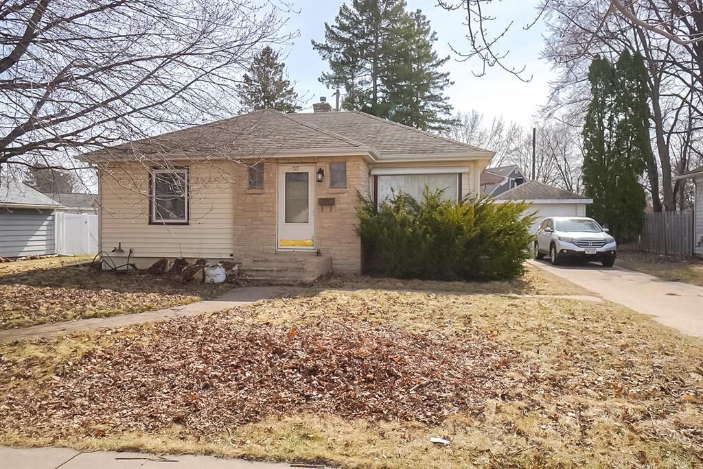Photo of 127 W Truman AVENUE, Eau Claire, WI 54701 (MLS # 1599455)