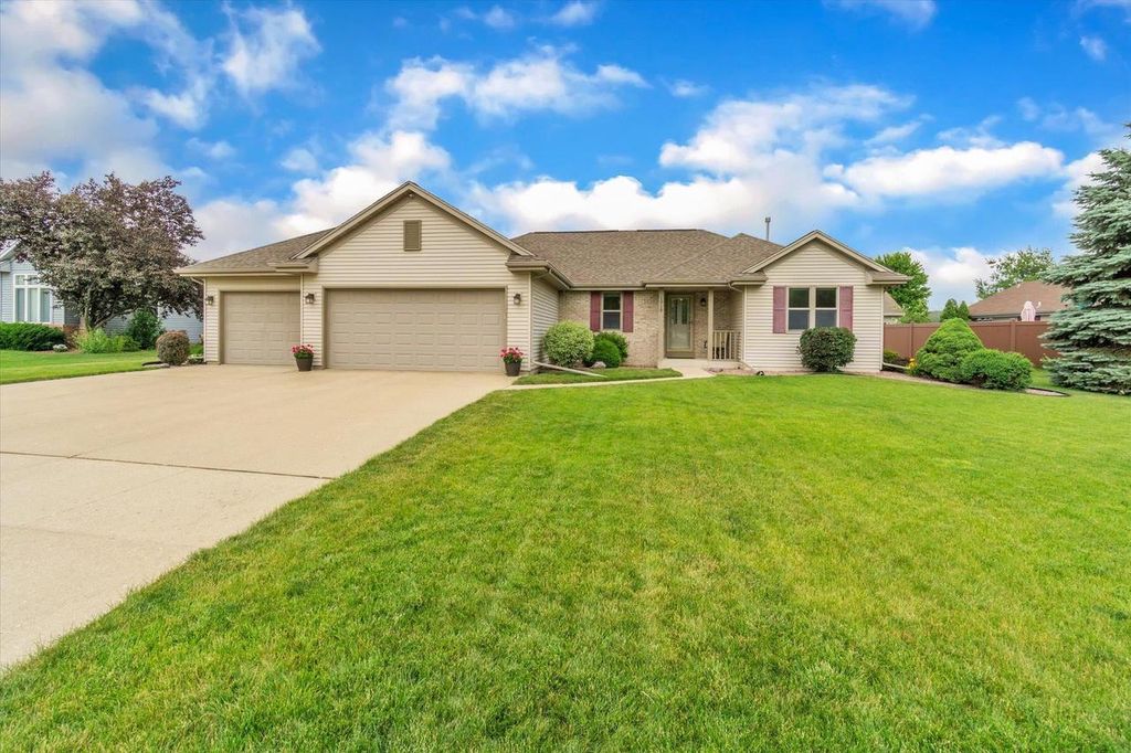 Photo of W52N175 Fillmore AVENUE #177, Cedarburg, WI 53012 (MLS # 1940627)