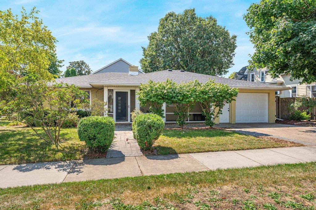 Photo of 1381 Winnebago AVENUE, Oshkosh, WI 54901 (MLS # 50331962)