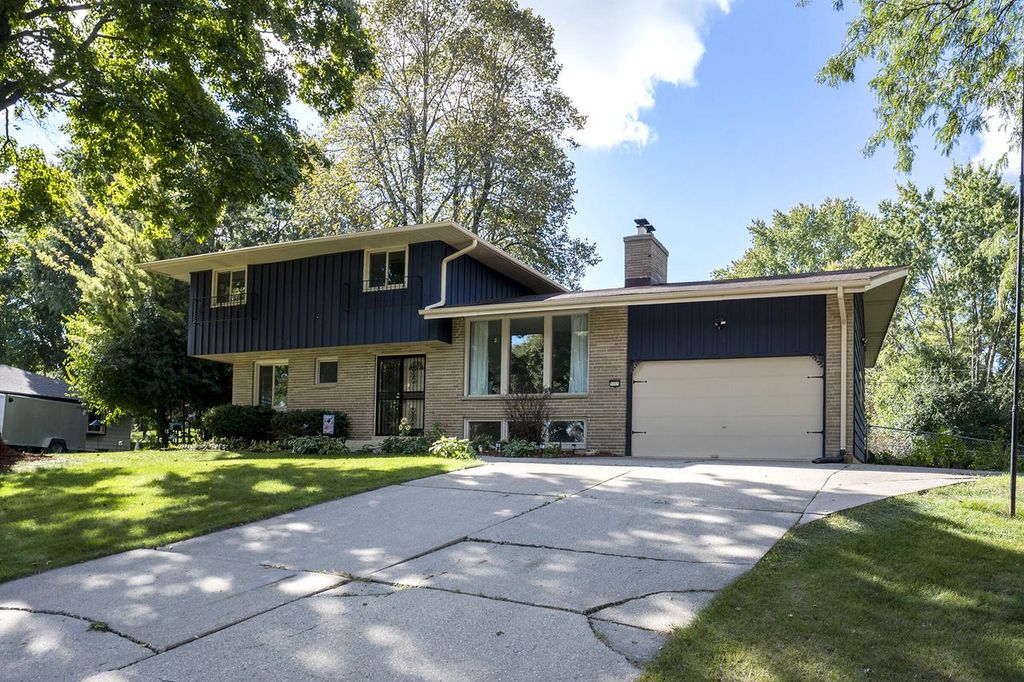 Photo of 5005 S Menard DRIVE, New Berlin, WI 53151 (MLS # 1949105)