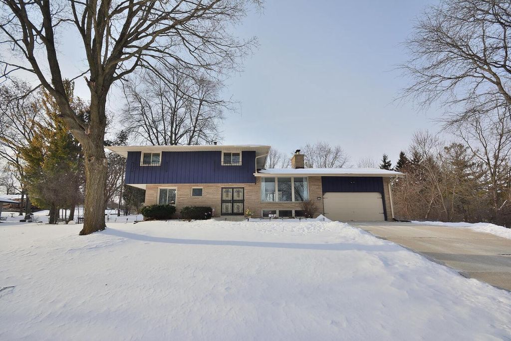 Photo of 5005 S Menard DRIVE, New Berlin, WI 53151 (MLS # 1949105)