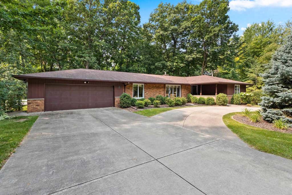 Photo of 2450 Hillside LANE, Green Bay, WI 54302 (MLS # 50331011)