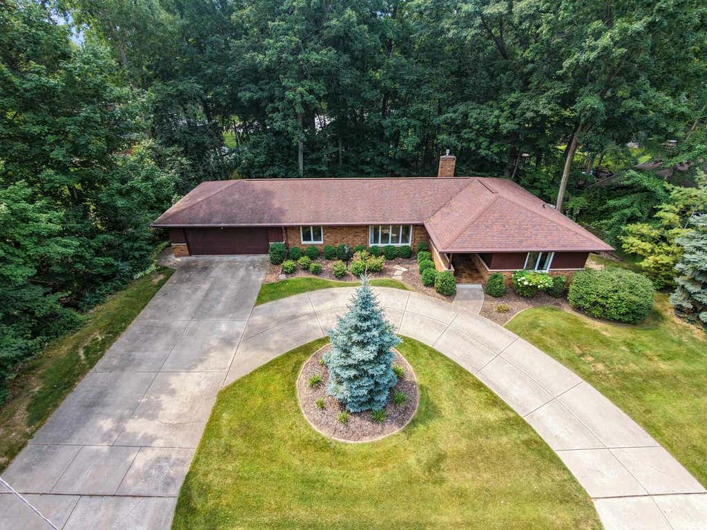 Photo of 2450 Hillside LANE, Green Bay, WI 54302 (MLS # 50331011)