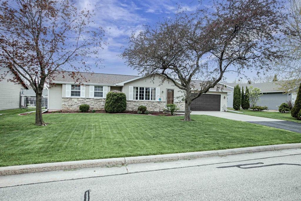 Photo of 1260 Briarwood DRIVE, Menasha, WI 54952 (MLS # 50325147)