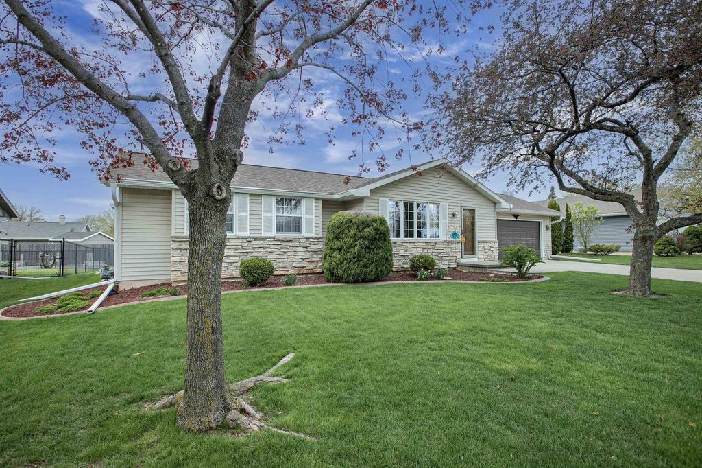 Photo of 1260 Briarwood DRIVE, Menasha, WI 54952 (MLS # 50325147)