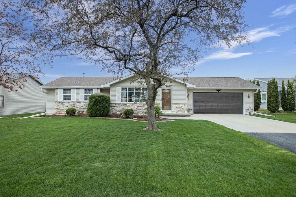 Photo of 1260 Briarwood DRIVE, Menasha, WI 54952 (MLS # 50325147)
