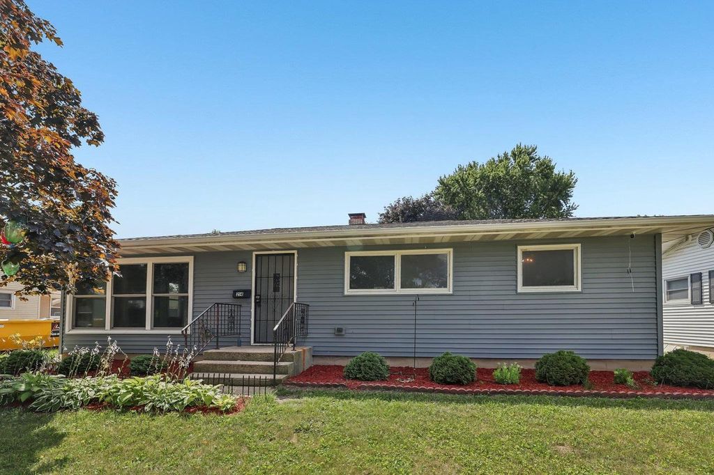 Photo of 214 Acewood BOULEVARD, Madison, WI 53714 (MLS # 2027948)