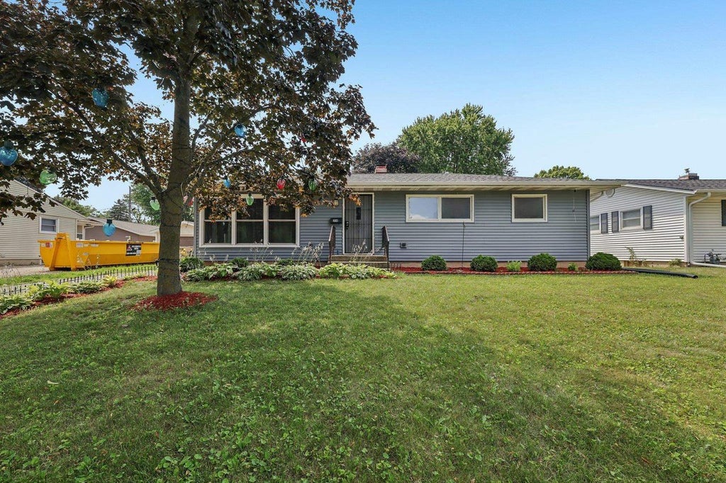 Photo of 214 Acewood BOULEVARD, Madison, WI 53714 (MLS # 2027948)